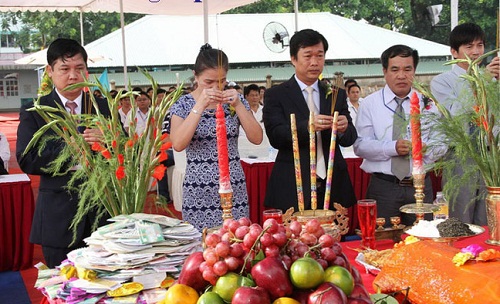 image Cất Nóc Nhà Gỗ: Nghi Lễ Không Nên Bỏ Qua Khi Làm Nhà