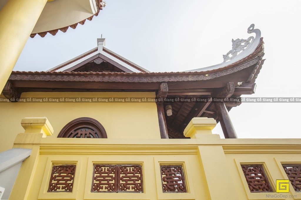 image Nhà Thờ Gỗ Cổ Truyền: Cầu Nối Tâm Linh Giữa Tổ Tiên Và Con Cháu