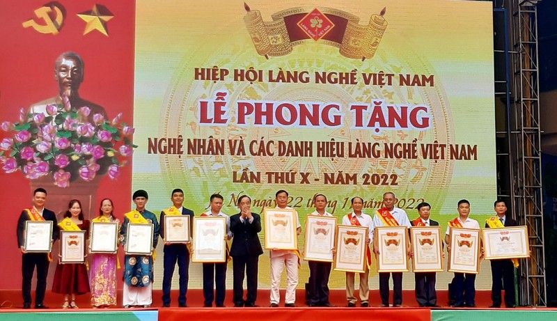 Hiệp hội Làng nghề Việt Nam trao tặng các danh hiệu cho các đơn vị, cá nhân được chứng nhận tại buổi lễ