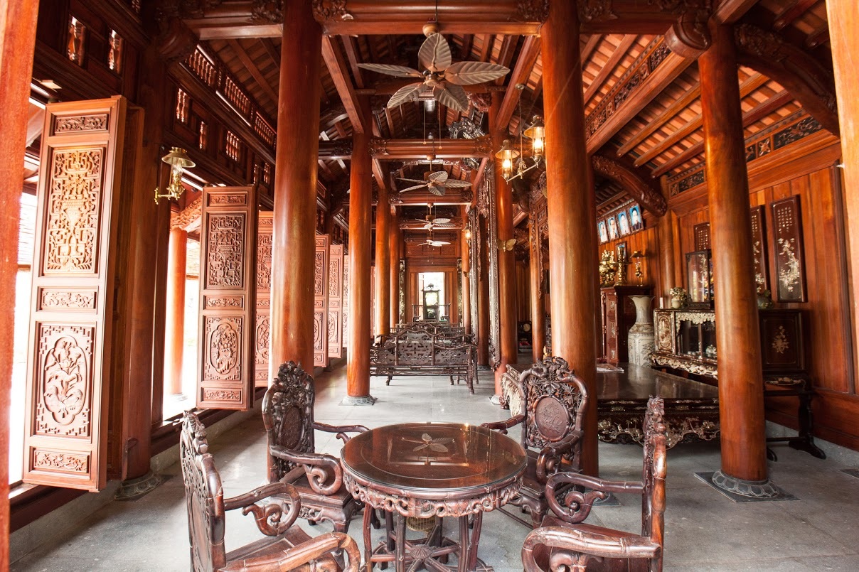 Căn nhà gồm gồm 5 gian với 36 cột cái bằng gỗ lim nguyên khối, có đường kính trung bình từ 30 – 36cm. Bên trong, nội thất cũng được chăm chút đầu tư rất kỳ công và được làm chủ yếu bằng gỗ trắc.