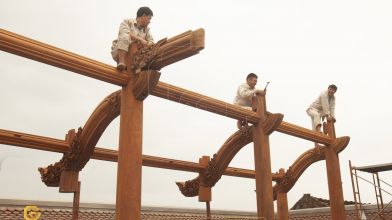 Buổi lắp dựng đầu tiên của công trình nhà gỗ 3 gian 2 chái tại Quế Võ, Bắc Ninh