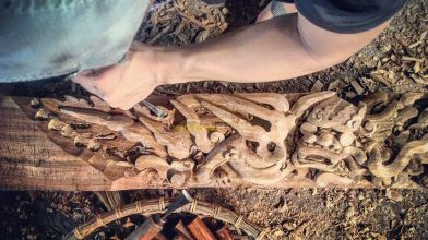 Chạm khắc nhà gỗ cổ truyền tại xưởng Nhà Gỗ Nguyễn Giang