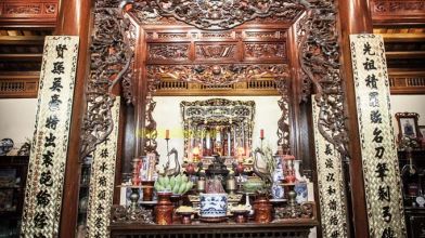 Cách sắp xếp bàn thờ thần Phật, gia tiên thế nào để gặp nhiều may mắn?