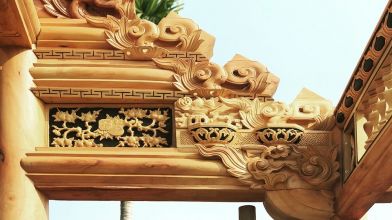 Chạm Khắc Thủ Công – Nghệ Nhân Thổi Hồn Vào Từng Đường Nét